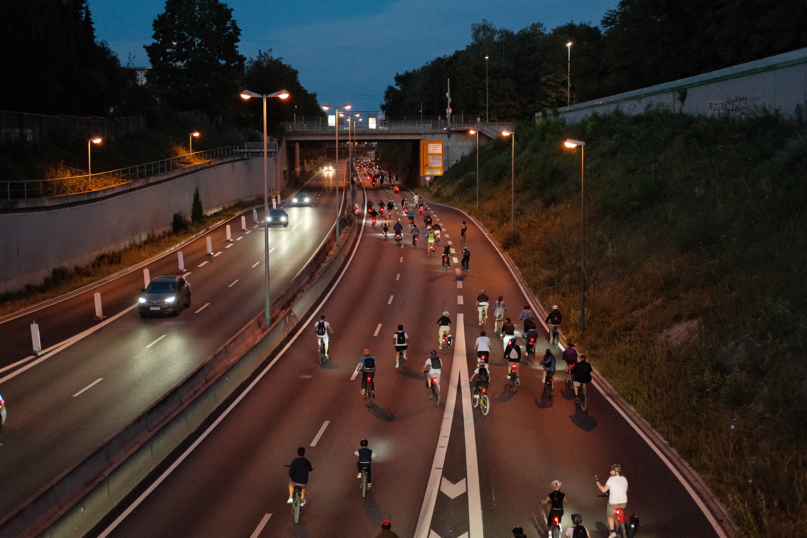 Radlnacht 18.07.2026 in Augsburg, Fahrradfahrer*innen bei Nacht